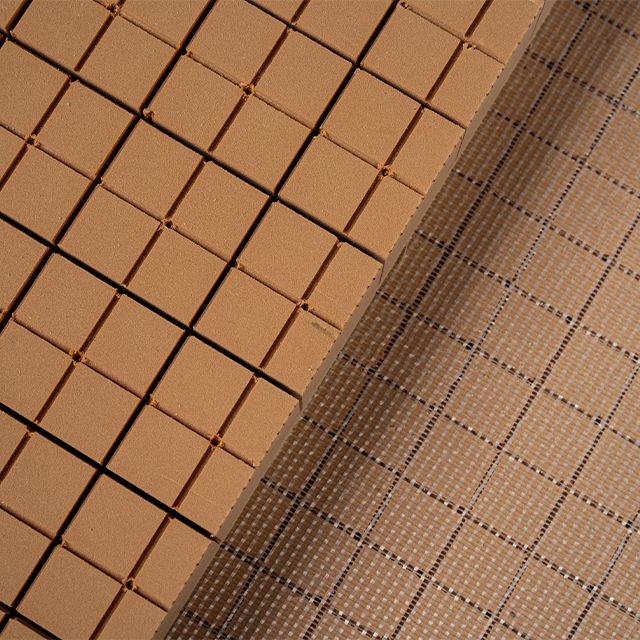 홈이 있고 뒷면이 스크림 처리된 대형 경질 PVC 폼 블록 및 패널의 이미지로, 복합 코어 재료에 CNC 절단 사용할 준비가 되어 있습니다.