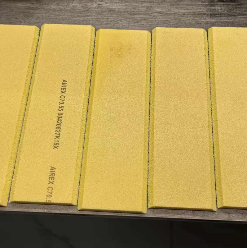 Bild mehrerer gleichm&auml;&szlig;ig geschnittener PVC-Schaumstoffstreifen mit engen Toleranzen, ordentlich gestapelt, ideal f&uuml;r den Einsatz als Dichtungen, Kanten oder Verst&auml;rkungsstreifen.