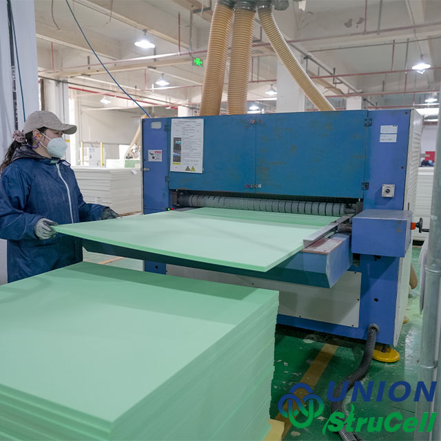 Comparaci&oacute;n de P80 ranurado versus perforado n&uacute;cleo de espuma de PVC para sector mar&iacute;timo /uso automotriz