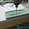 CNC-gefreesde kajakpeddel van structureel PVC schuimkern op een volledig paneel, klaar voor verzending en eindverwerking.
