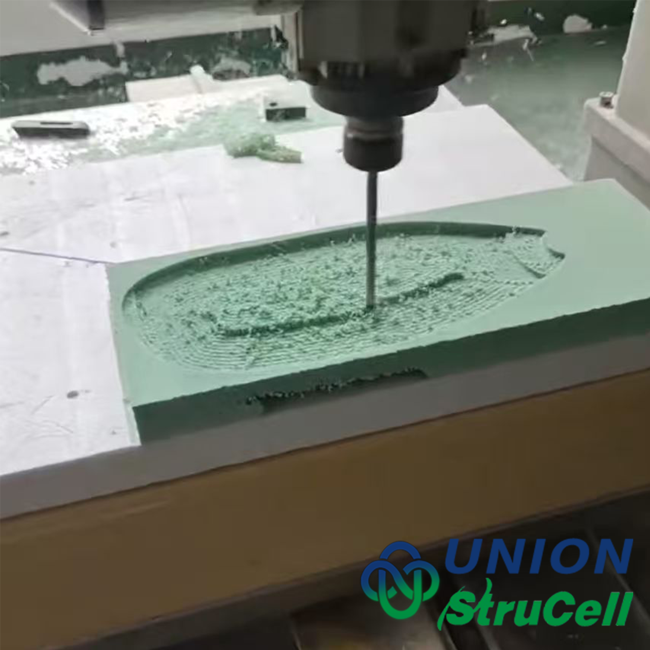 CNC-gefreesde kajakpeddel van structureel PVC schuimkern op een volledig paneel, klaar voor verzending en eindverwerking.