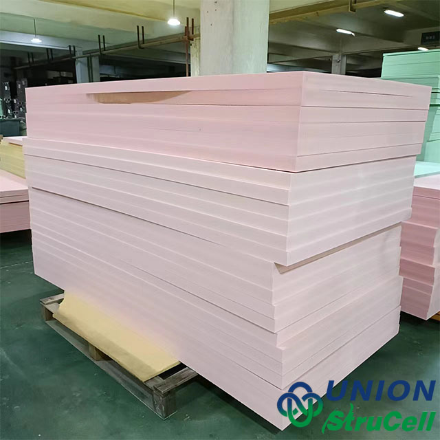 P100 anima in schiuma PVC tagliato con precisione con trattamenti superficiali scanalati e forati